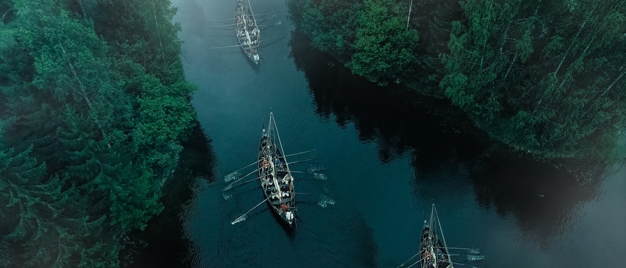 Wikingerschiffe auf Flussfahrt