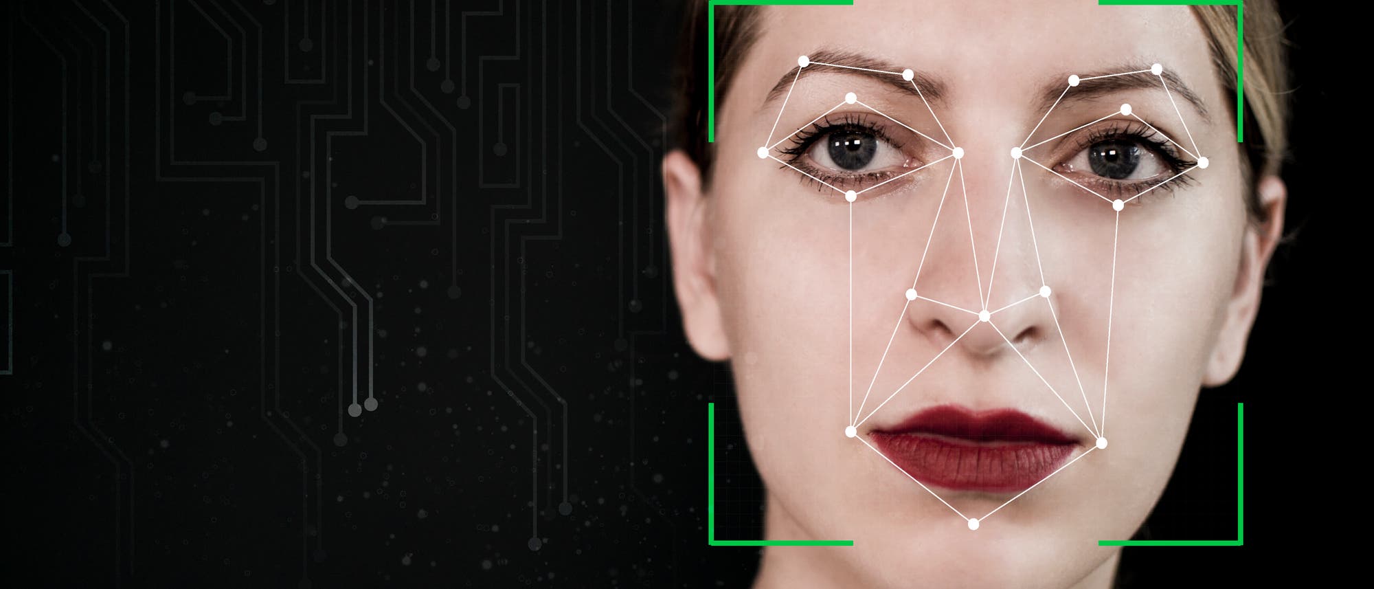 Frau: Biometrische Gesichtserkennung