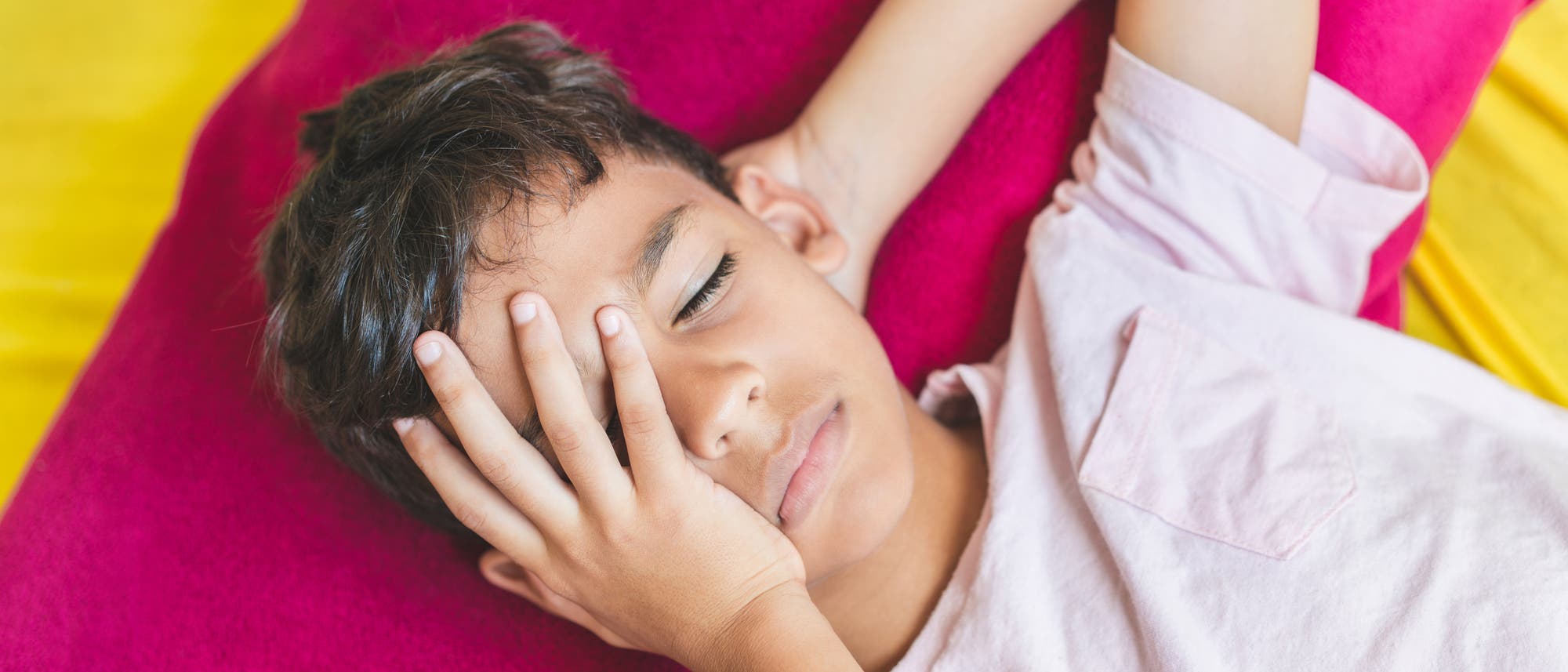 Schon Kinder können Migräne mit starken Kopfschmerzen haben.