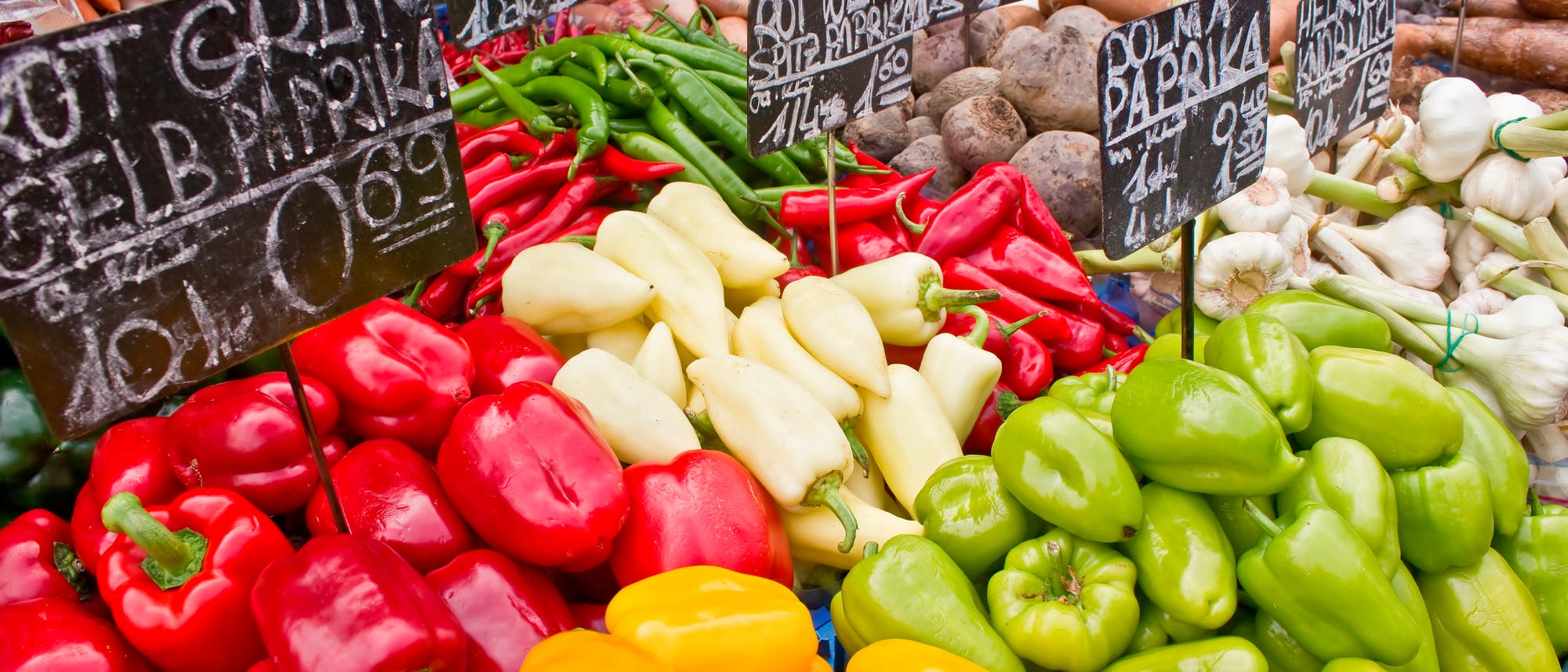 Verschiedene Gemüsesorten an einem Marktstand 
