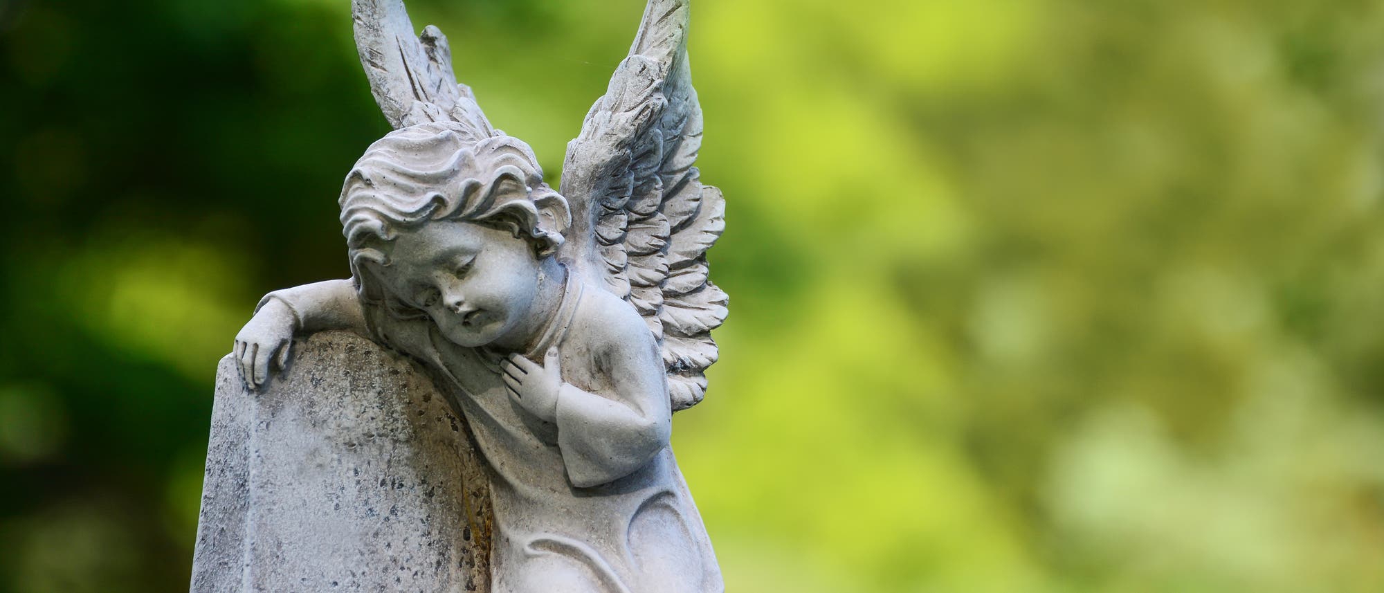 Engel aus Stein auf Friedhof
