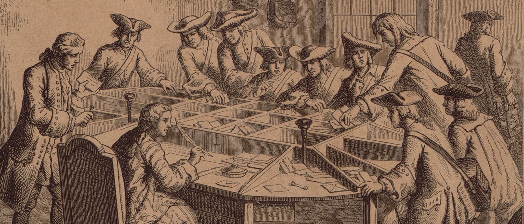 Ein historischer Druck zeigt das Innere eines Postb&uuml;ros im 18. Jahrhundert. Mehrere Personen in zeitgen&ouml;ssischer Kleidung arbeiten an einem gro&szlig;en Tisch, sortieren Briefe und Dokumente. An den W&auml;nden h&auml;ngen Regale mit Paketen und Postutensilien. Die Szene vermittelt einen Eindruck von der Organisation und dem Betrieb der Post in dieser Epoche. 