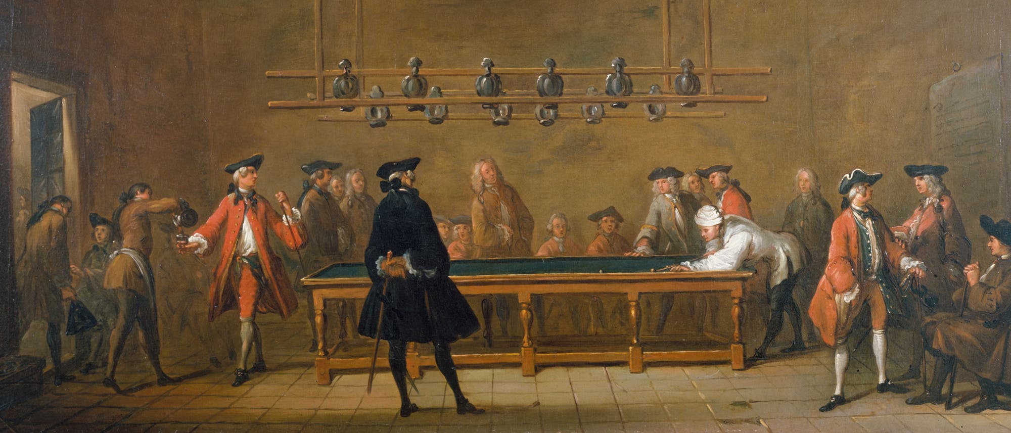 Eine historische Gemäldeszene zeigt eine Gruppe von Menschen in einem Raum mit Holzbalkendecke. Im Vordergrund stehen zwei Männer in historischer Kleidung, einer in Rot und der andere in Schwarz. Im Hintergrund sind weitere Personen um einen Billardtisch versammelt, einige sitzen, andere stehen. An der Decke hängt eine Reihe von Kerzenhaltern. Die Szene vermittelt den Eindruck einer geselligen Zusammenkunft oder eines Treffens aus einer vergangenen Epoche. Eine historische Gemäldeszene zeigt eine Gruppe von Menschen in einem Raum mit Holzbalkendecke. Im Vordergrund stehen zwei Männer in historischer Kleidung, einer in Rot und der andere in Schwarz. Im Hintergrund sind weitere Personen um einen Billardtisch versammelt, einige sitzen, andere stehen. An der Decke hängt eine Reihe von Kerzenhaltern. Die Szene vermittelt den Eindruck einer geselligen Zusammenkunft oder eines Treffens aus einer vergangenen Epoche.