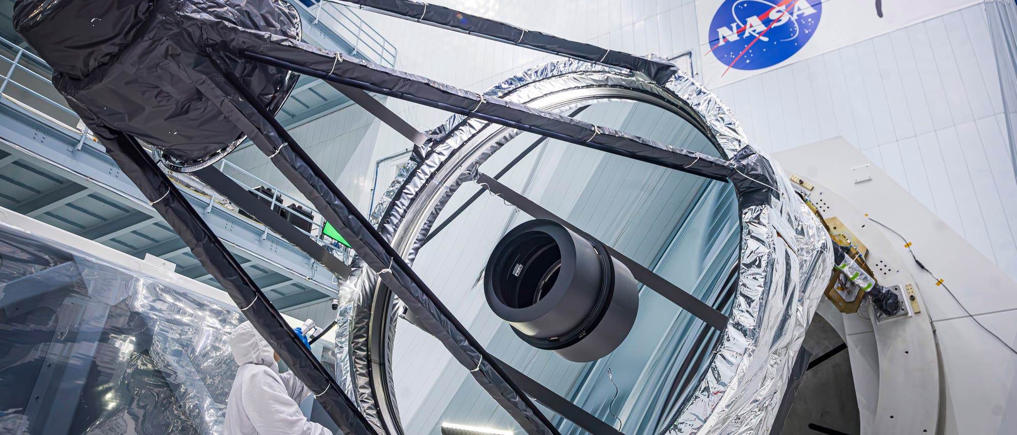 Die Optik des Roman Space Telescope mit Blick auf den Hauptspiegel. Die Optik des Roman Space Telescope mit Blick auf den Hauptspiegel.