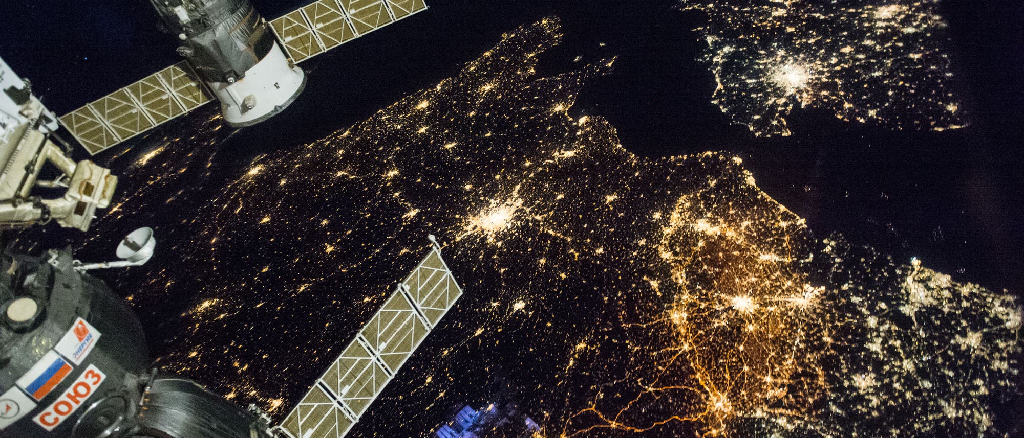 Westeuropa bei Nacht aus Sicht der ISS. Der helle Fleck in der Mitte ist Paris.