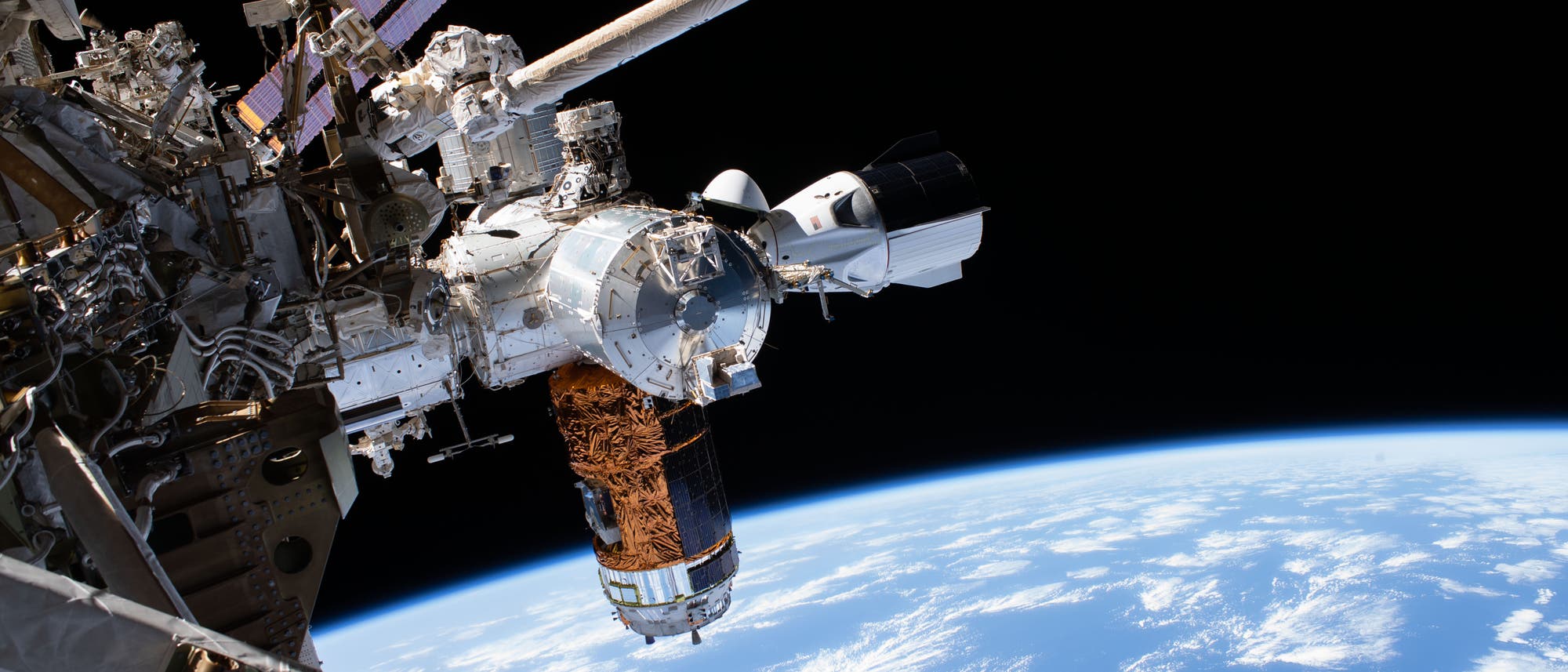 ISS mit Crew Dragon, H-II Transfer Vehicle-9 und Columbus-Modul 