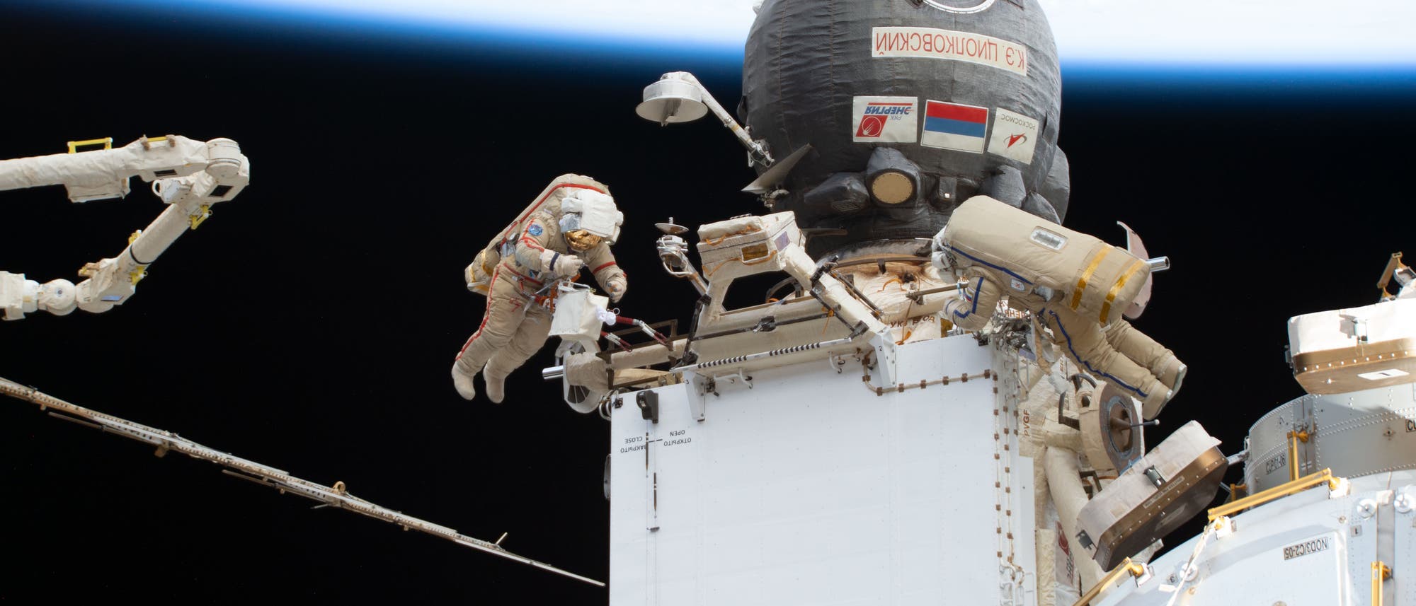 Zwei Kosmonauten machen einen Weltraumspaziergang