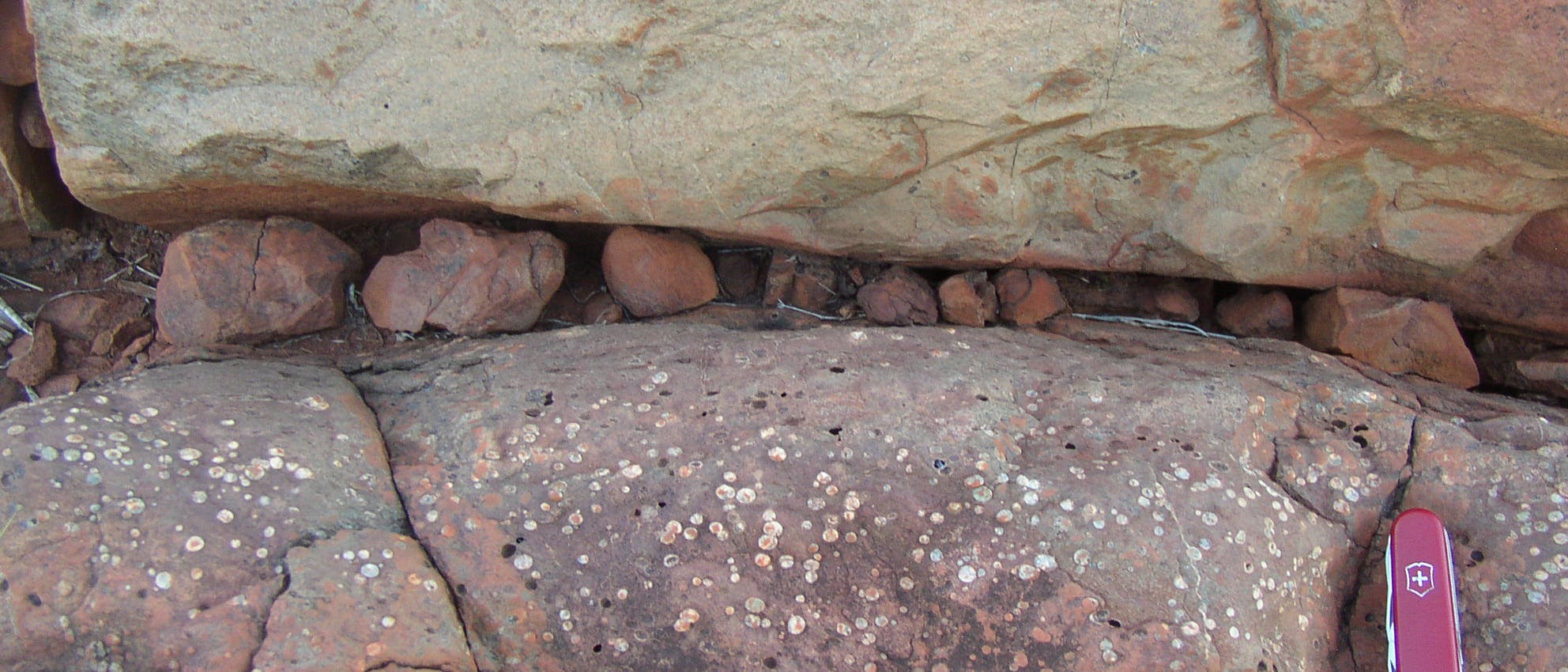 Blasen in altem Basalt aus Australien mit Füllungen