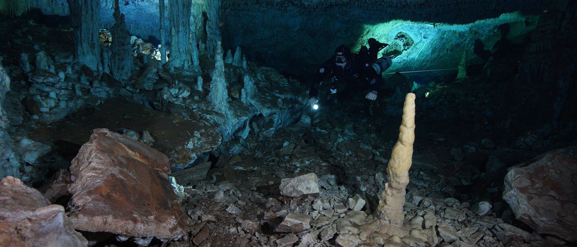 Ein Unterwasserarchäologe untersucht einen Höhlenraum, in dem einst Ocker abgebaut wurde.