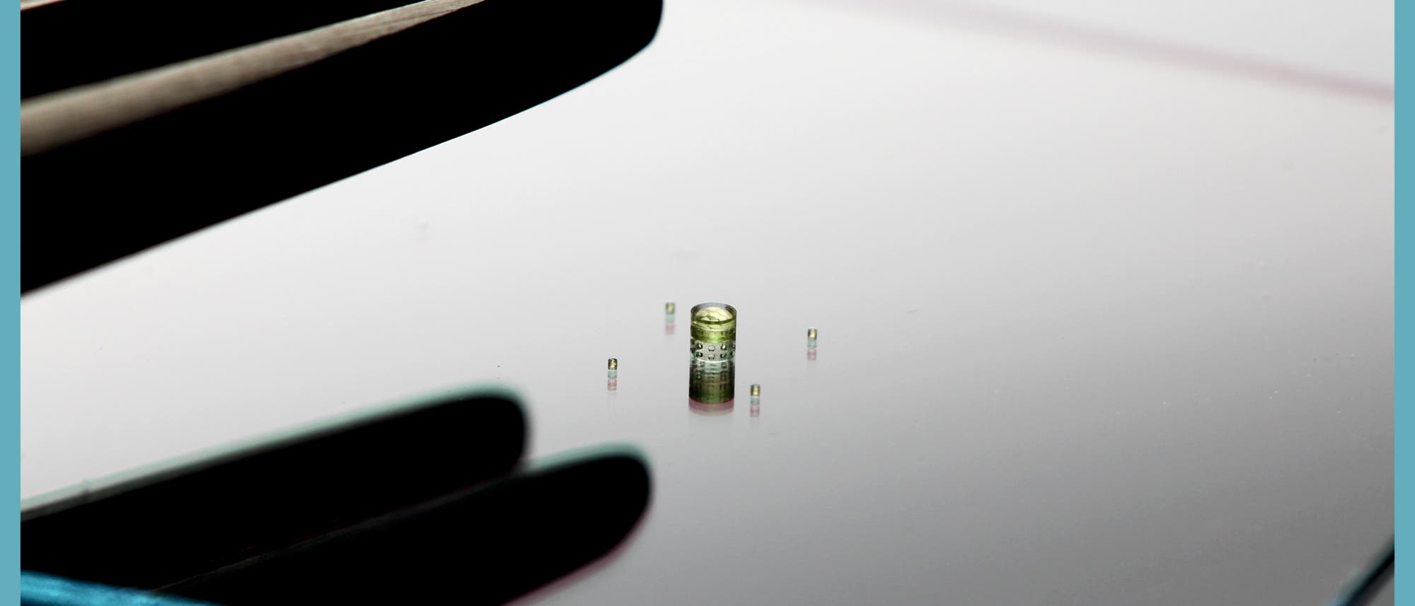Eine 600 Mikrometer große Linse, umgeben von vier 120 Mikrometer großen Linsen