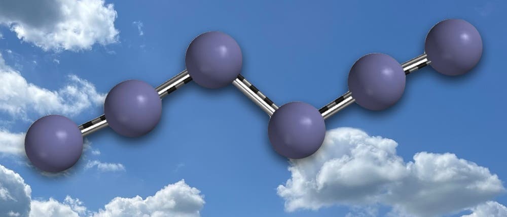 Eine chemische Molekülstruktur mit sechs violetten Kugeln, die durch graue Stäbe verbunden sind, schwebt vor einem Hintergrund aus blauem Himmel und weißen, flauschigen Wolken. Je drei Kugeln sind in einer Linie angeordnet, beide Dreiergruppen sind durch eine gewinkelte Bindung gegeneinander versetzt. Eine chemische Molekülstruktur mit sechs violetten Kugeln, die durch graue Stäbe verbunden sind, schwebt vor einem Hintergrund aus blauem Himmel und weißen, flauschigen Wolken. Je drei Kugeln sind in einer Linie angeordnet, beide Dreiergruppen sind durch eine gewinkelte Bindung gegeneinander versetzt.