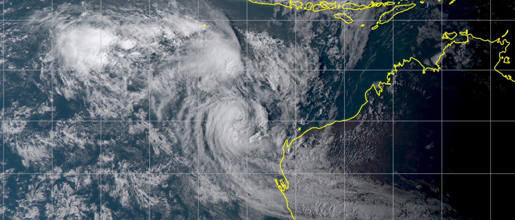 Satellitenbild zweier Wirbeltürme mit der Küstenlinie von Australien eingezeichnet.