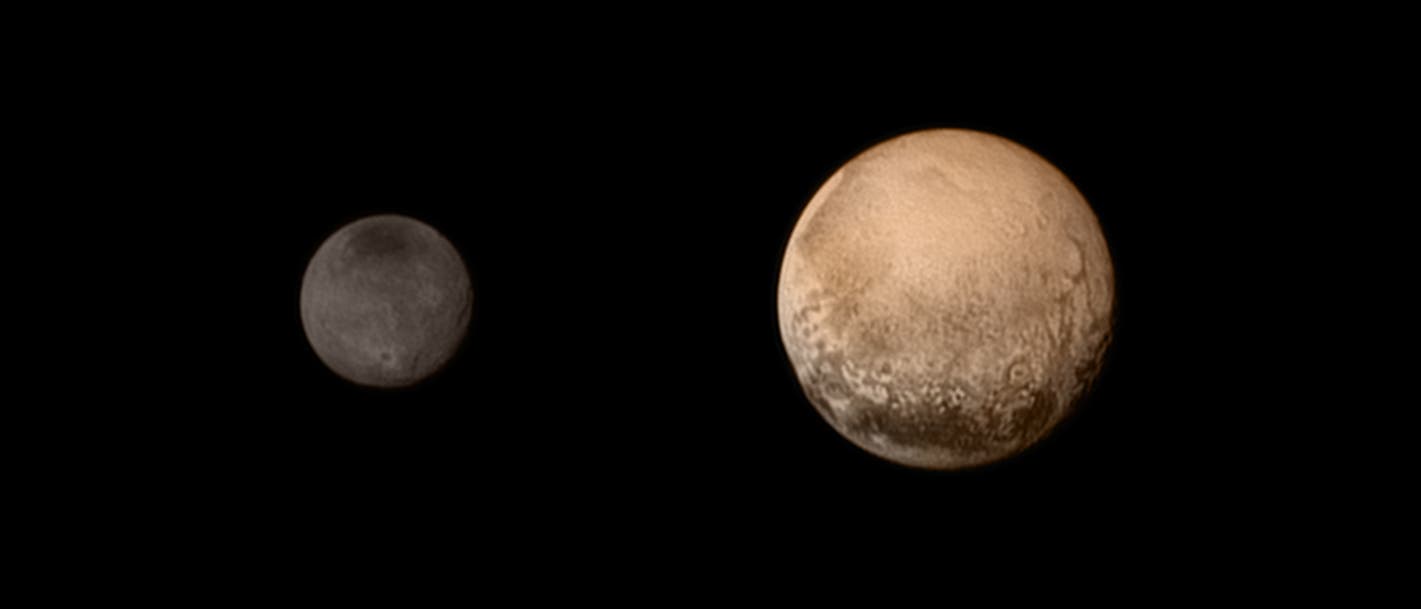 Pluto und Charon in Farbe
