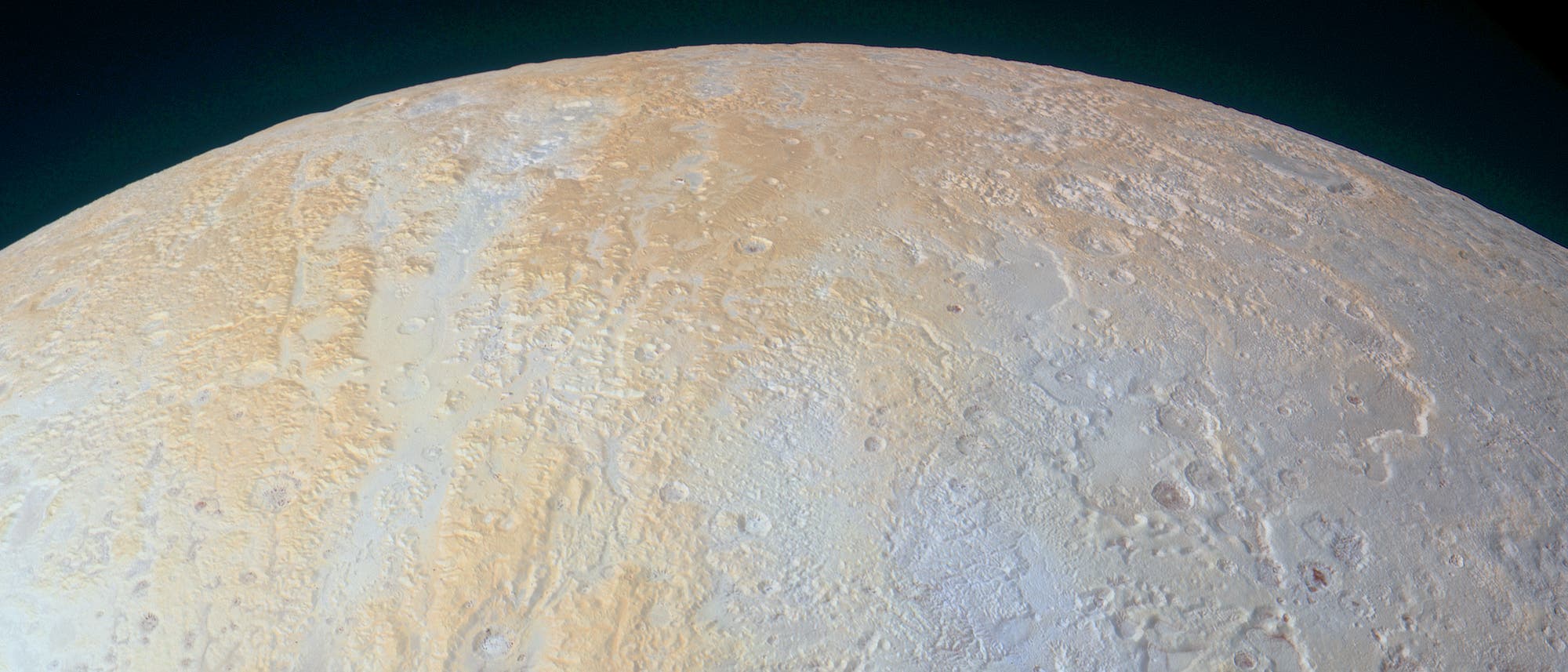 Eisige Täler in der Nähe des Pluto-Nordpols