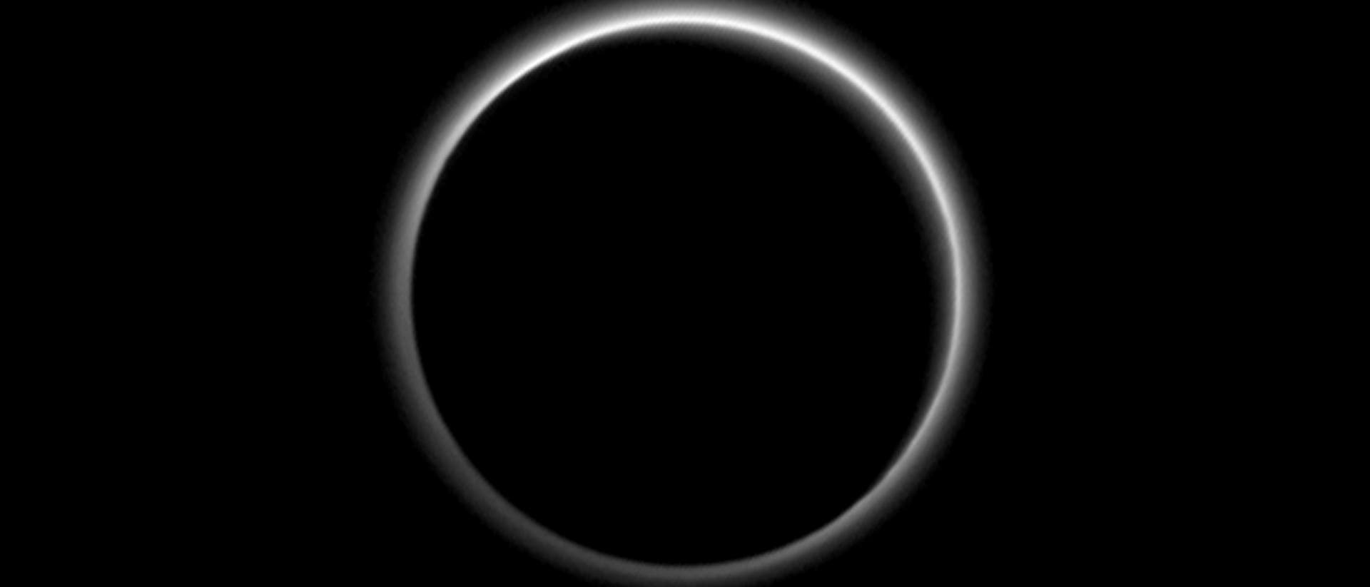 Atmosphärenhalo um den dunklen Pluto