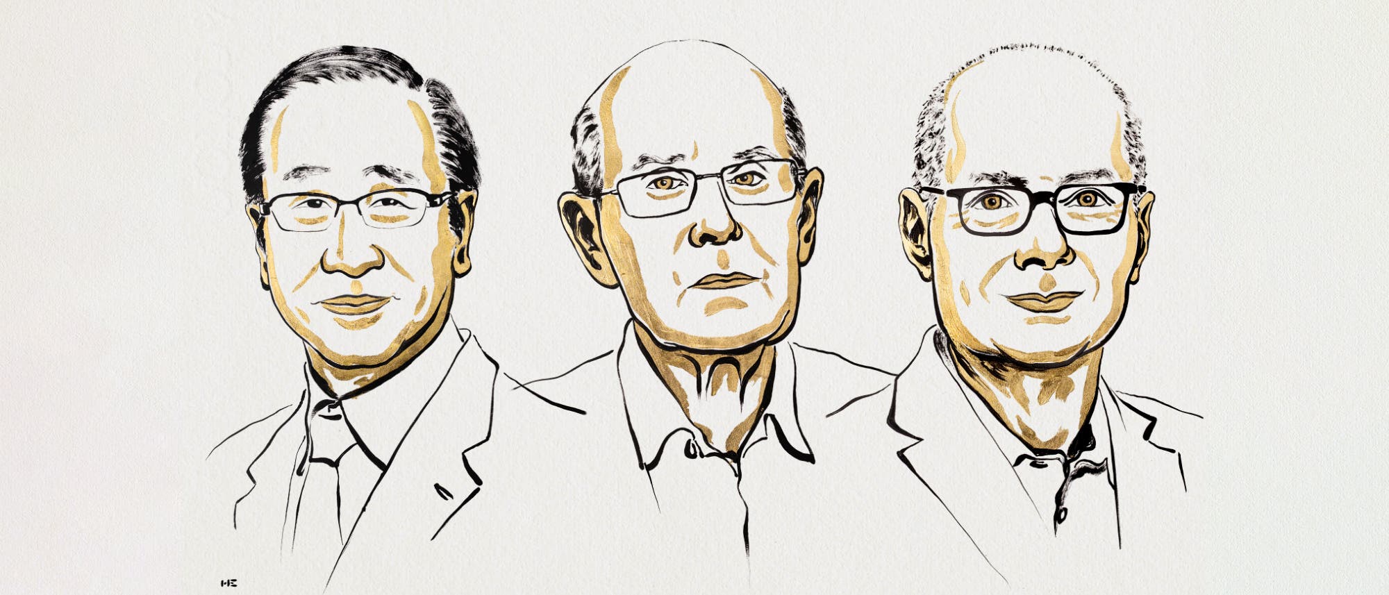 Eine künstlerische Illustration von drei Personen, die nebeneinander dargestellt sind. Die Zeichnung verwendet schwarze und goldene Linien, um die Gesichtszüge und Kleidung der Personen hervorzuheben. Alle tragen Brillen und formelle Kleidung. Eine künstlerische Illustration von drei Personen, die nebeneinander dargestellt sind. Die Zeichnung verwendet schwarze und goldene Linien, um die Gesichtszüge und Kleidung der Personen hervorzuheben. Alle tragen Brillen und formelle Kleidung.