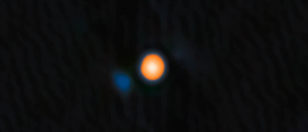 Ein unscharfes Bild zeigt einen hellen orangefarbenen Punkt in der Mitte vor dunklem Hintergrund. Links daneben ist ein kleinerer bläulicher Punkt zu sehen. Das Bild vermittelt den Eindruck eines Himmelskörpers, möglicherweise eines Sterns oder Planeten, in einem dunklen Weltraum. Es gibt keine sichtbaren Texte oder URLs im Bild. Ein unscharfes Bild zeigt einen hellen orangefarbenen Punkt in der Mitte vor dunklem Hintergrund. Links daneben ist ein kleinerer bläulicher Punkt zu sehen. Das Bild vermittelt den Eindruck eines Himmelskörpers, möglicherweise eines Sterns oder Planeten, in einem dunklen Weltraum. Es gibt keine sichtbaren Texte oder URLs im Bild.