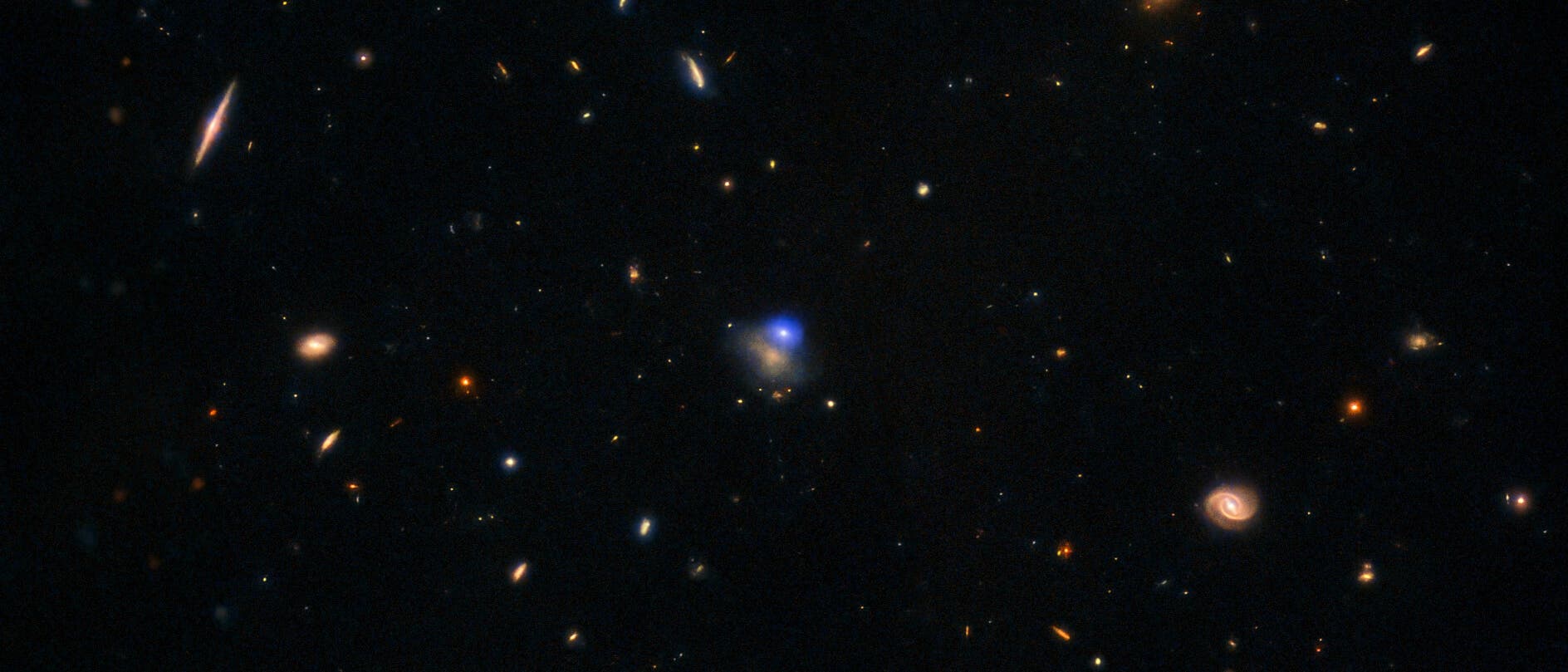 Eine astronomische Aufnahme zeigt einen tiefen Weltraumhintergrund mit zahlreichen Galaxien unterschiedlicher Formen und Farben. Einige Galaxien erscheinen als spiralförmige Strukturen, während andere länglich oder elliptisch sind. Die Farben variieren von bläulich bis rötlich, was auf unterschiedliche Entfernungen und Zusammensetzungen hinweist. Der dunkle Hintergrund hebt die leuchtenden Galaxien hervor und vermittelt ein Gefühl der Unendlichkeit des Universums. Eine astronomische Aufnahme zeigt einen tiefen Weltraumhintergrund mit zahlreichen Galaxien unterschiedlicher Formen und Farben. Einige Galaxien erscheinen als spiralförmige Strukturen, während andere länglich oder elliptisch sind. Die Farben variieren von bläulich bis rötlich, was auf unterschiedliche Entfernungen und Zusammensetzungen hinweist. Der dunkle Hintergrund hebt die leuchtenden Galaxien hervor und vermittelt ein Gefühl der Unendlichkeit des Universums.