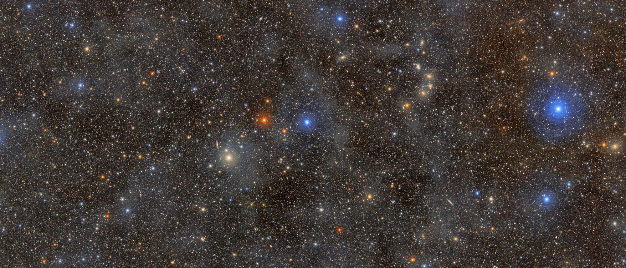 Ein dichtes Sternenfeld im Weltraum, das eine Vielzahl von Sternen in unterschiedlichen Farben zeigt, darunter blaue, rote und gelbe Sterne. Der Hintergrund ist dunkel mit leichten Nebelstrukturen, die sich durch das Bild ziehen. Die Aufnahme vermittelt die Weite und Vielfalt des Universums und zeigt die unterschiedlichen Entwicklungsstadien der Sterne. Ein dichtes Sternenfeld im Weltraum, das eine Vielzahl von Sternen in unterschiedlichen Farben zeigt, darunter blaue, rote und gelbe Sterne. Der Hintergrund ist dunkel mit leichten Nebelstrukturen, die sich durch das Bild ziehen. Die Aufnahme vermittelt die Weite und Vielfalt des Universums und zeigt die unterschiedlichen Entwicklungsstadien der Sterne.