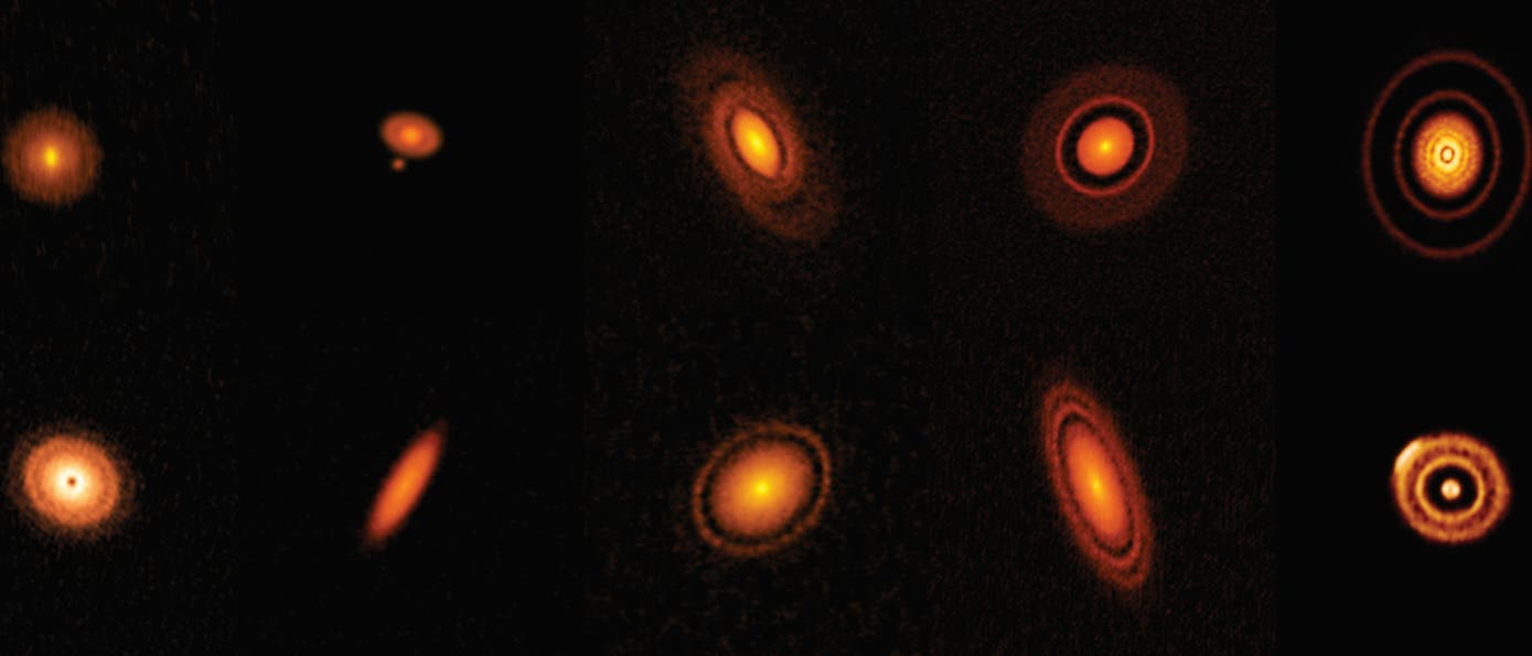 Eine wissenschaftliche Abbildung zeigt mehrere astronomische Objekte, vermutlich protoplanetare Scheiben, die in verschiedenen Stadien der Entwicklung dargestellt sind. Die Bilder zeigen leuchtende, konzentrische Ringe um zentrale helle Punkte, die Sterne darstellen k&ouml;nnten. Die Ringe variieren in Anzahl und Klarheit, was auf unterschiedliche Materialverteilungen und Entwicklungsstadien hinweist. Der Hintergrund ist dunkel, um die leuchtenden Strukturen hervorzuheben. Schl&uuml;sselw&ouml;rter: Astronomie, protoplanetare Scheiben, Sterne, Ringe, Entwicklung.
