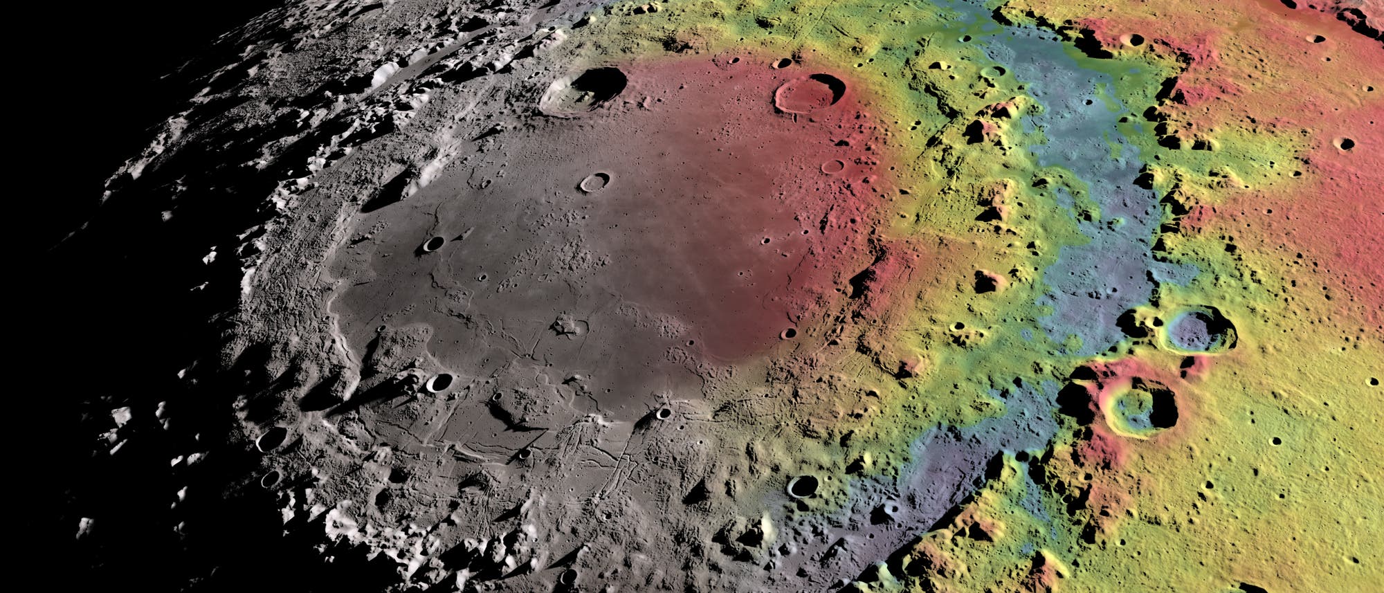 Eine farbcodierte topografische Karte eines Mondkraters, die H&ouml;henunterschiede darstellt. Der Krater ist von einem Regenbogenfarbspektrum &uuml;berlagert, das von Rot &uuml;ber Gelb und Gr&uuml;n bis Blau reicht, um verschiedene H&ouml;henstufen zu kennzeichnen. Die Oberfl&auml;che zeigt zahlreiche kleinere Krater und Unebenheiten. Der Hintergrund ist schwarz, was den Fokus auf die Mondoberfl&auml;che lenkt.