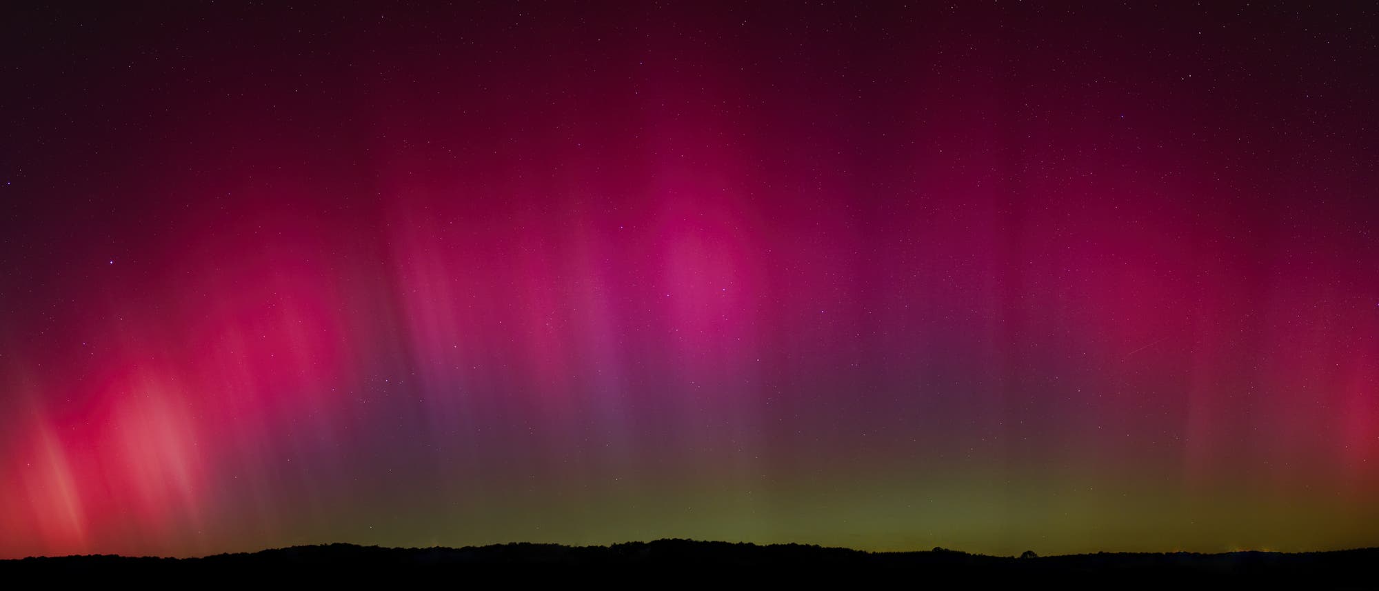 La aurora boreal en la atmósfera terrestre brilla de color violeta