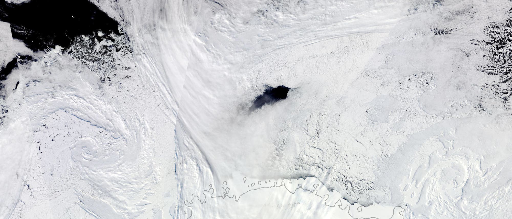 Mitten in einem großen, weißen Eisschelf öffnet sich ein Loch namens Maud-Rise-Polyna mit offenem Wasser (schwarz)