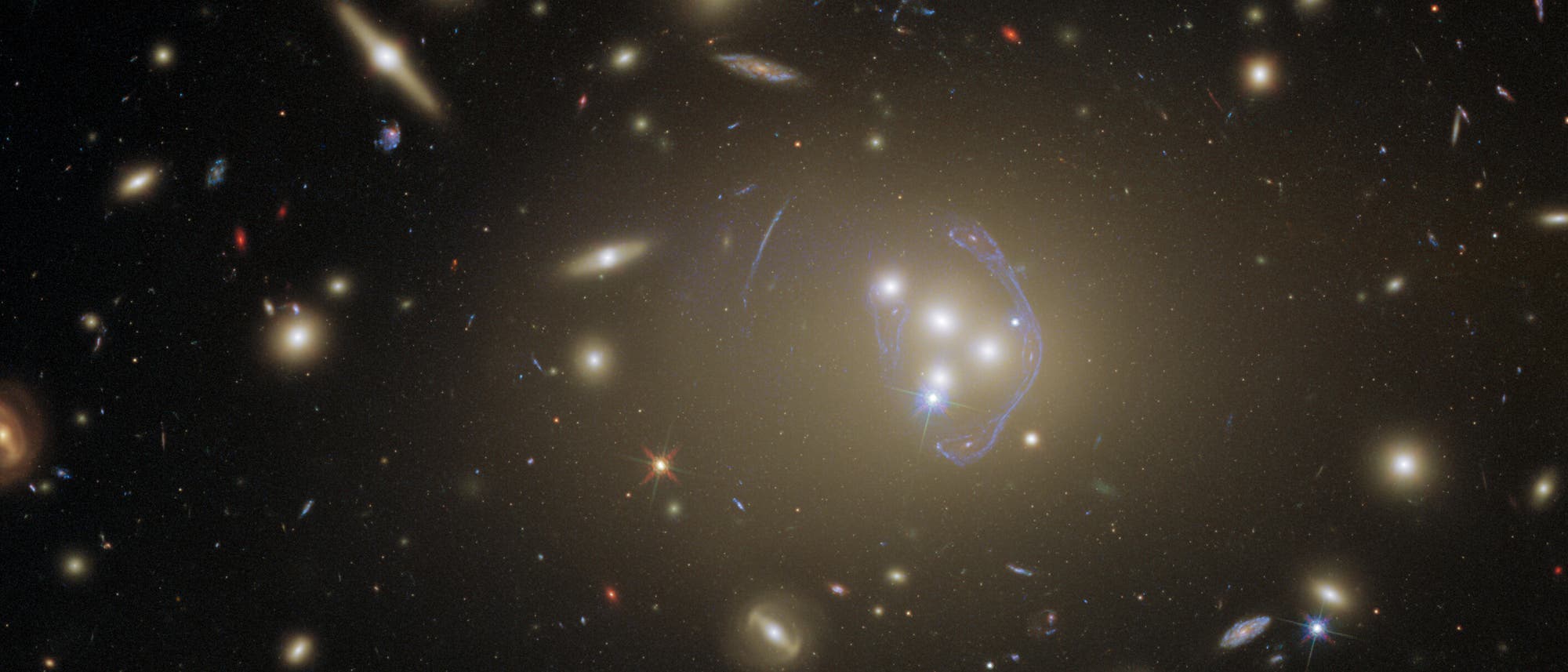 Das Galaxiencluster Abell 3827 durch die Linse vom Hubble-Teleskop betrachtet