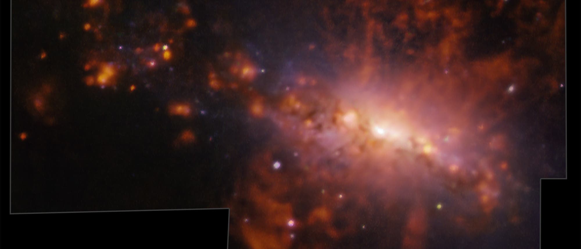 Gewaltige Explosion im Zentrum der Galaxie NGC 4383