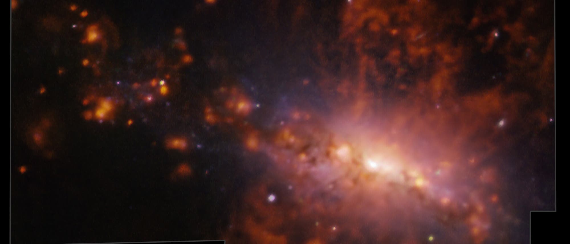 Gewaltige Explosion im Zentrum der Galaxie NGC 4383