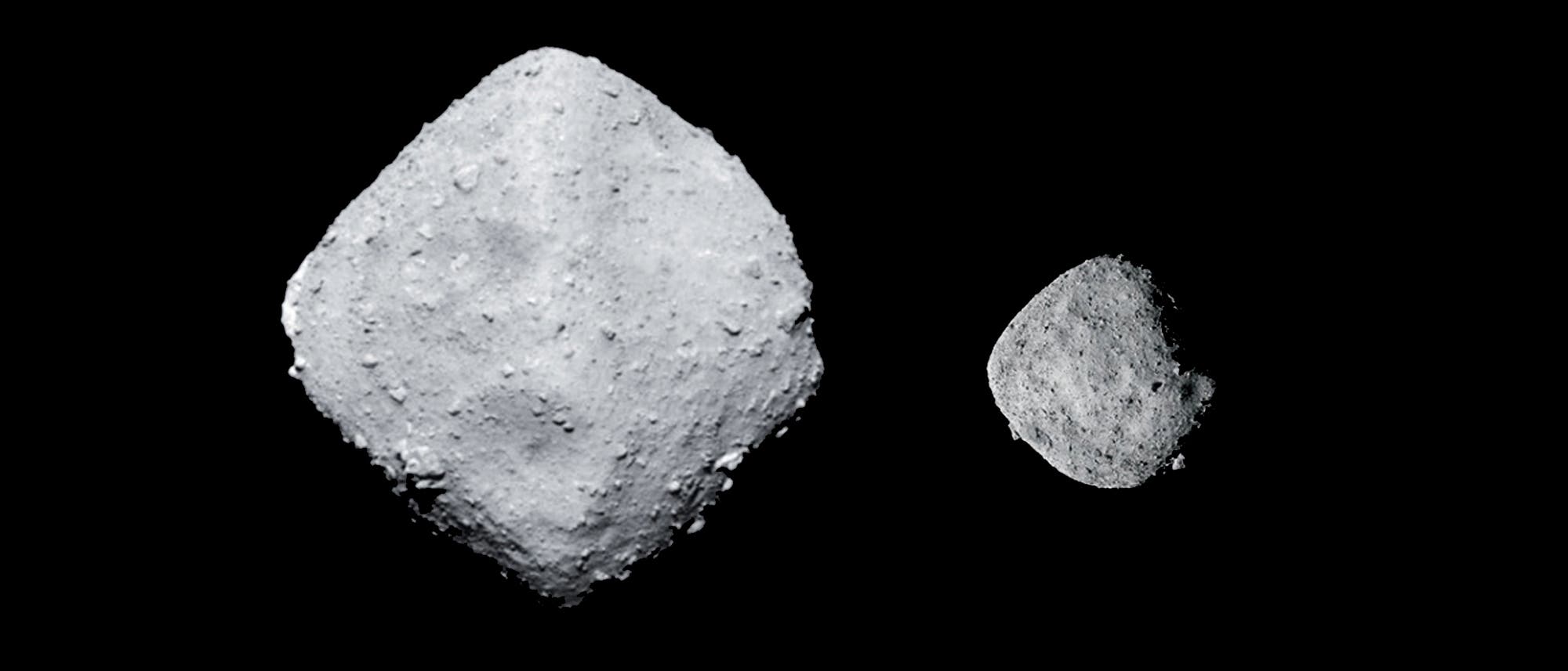 Das Bild zeigt zwei Asteroiden vor einem schwarzen Hintergrund. Links ist der gr&ouml;&szlig;ere Asteroid Ryugu, rechts der kleinere Asteroid Bennu. Beide Objekte haben eine unregelm&auml;&szlig;ige, felsige Oberfl&auml;che.