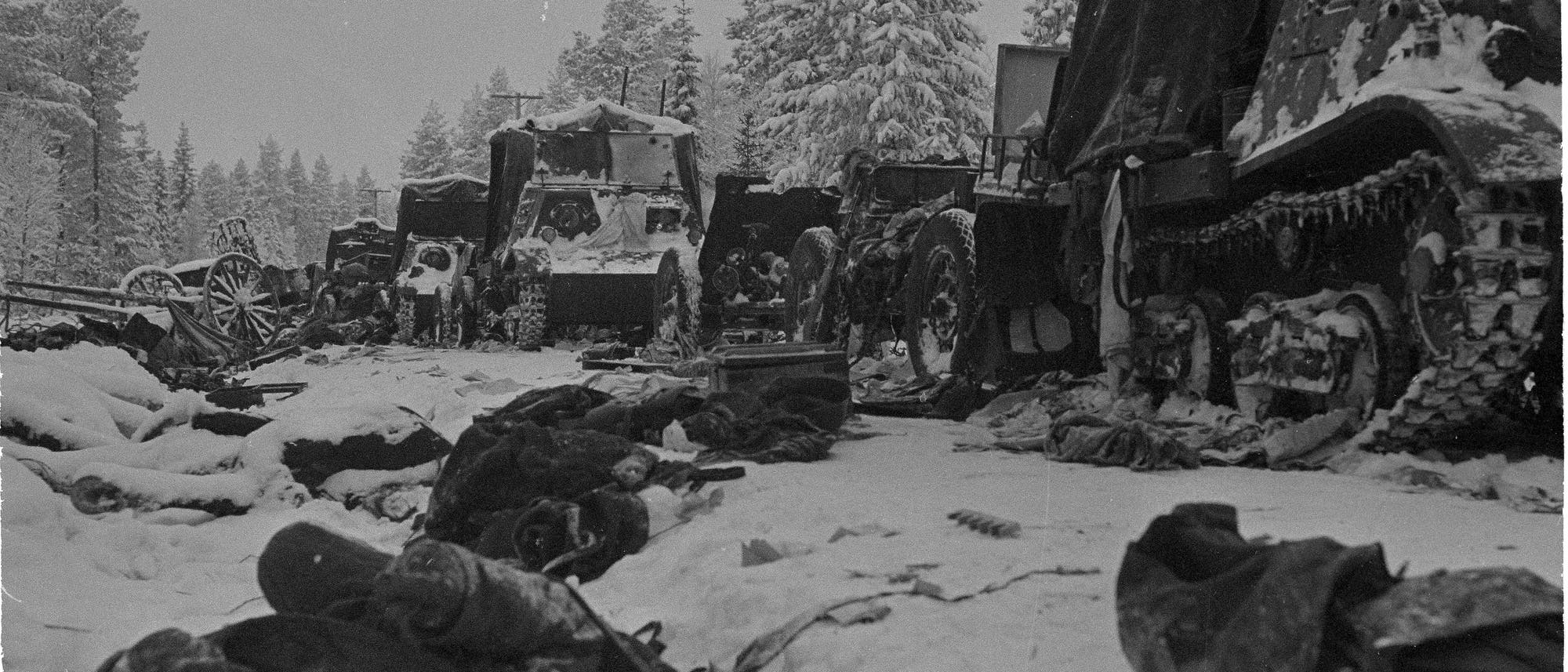 Schwarz-Weiß-Foto zerstörter Panzer und Fahrzeuge im Schnee