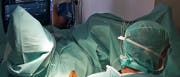 Operation eines Prostatatumors mit irreversibler Elektroporation (IRE)