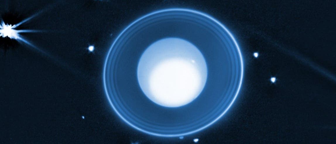 Una imagen astronómica muestra un planeta con luchas claramente visibles, rodeadas de varios pequeños puntos brillantes que representan las estrellas. El planeta aparece como un círculo de luz central, rodeado de anillos concéntricos. El fondo es oscuro, lo que subraya el brillo de las estrellas y el planeta. La imagen da la impresión de profundidad y inmensidad del espacio. Una imagen astronómica muestra un planeta con luchas claramente visibles, rodeadas de varios pequeños puntos brillantes que representan las estrellas. El planeta aparece como un círculo de luz central, rodeado de anillos concéntricos. El fondo es oscuro, lo que subraya el brillo de las estrellas y el planeta. La imagen da la impresión de profundidad y inmensidad del espacio.
