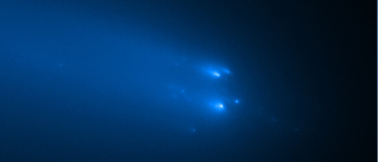 Das Hubble-Weltraumteleskop-Bild des Kometen C/2019 Y4 (ATLAS), aufgenommen am 20. April 2020, zeigt bisher am schärfsten, wie der feste Kometenkern aufbrach.