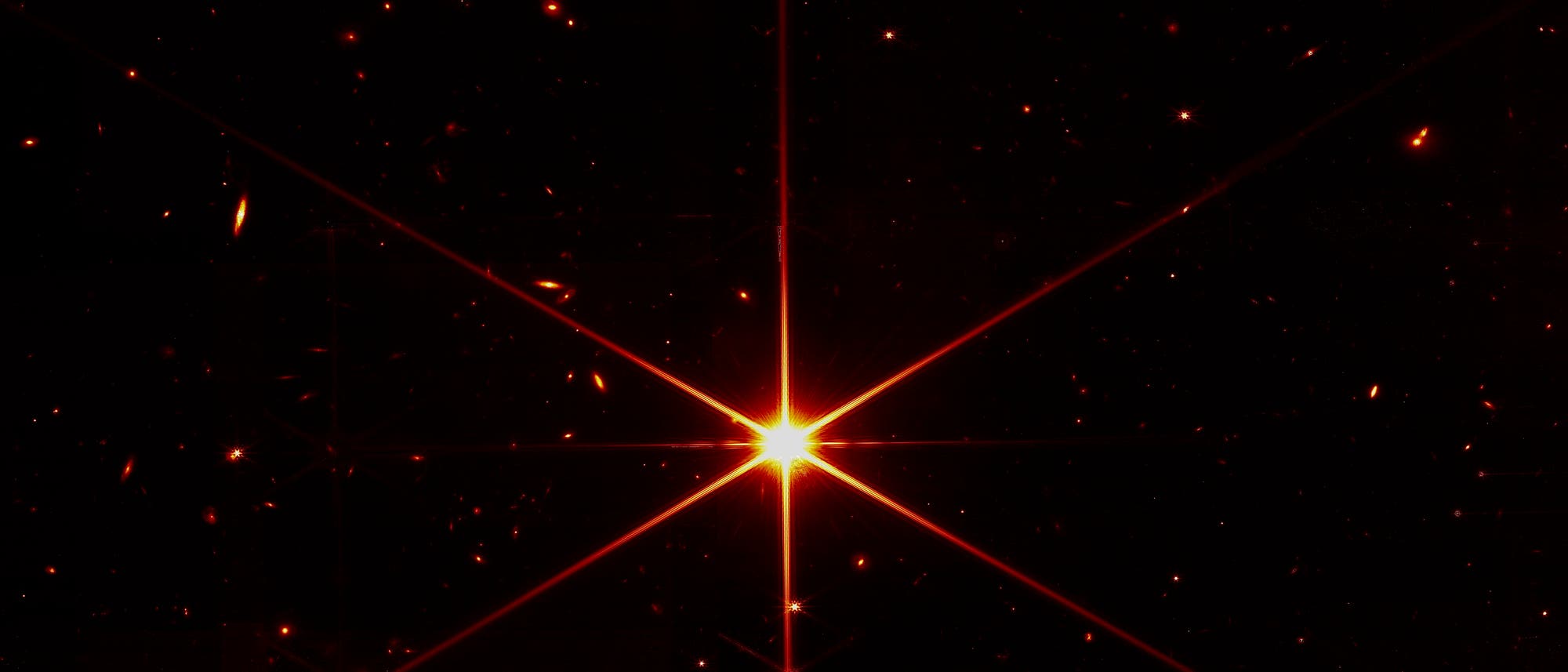 Auf dem Bild des Sterns 2MASS J17554042+6551277 liegt ein Rotfilter, um den visuellen Kontrast zu optimieren.
