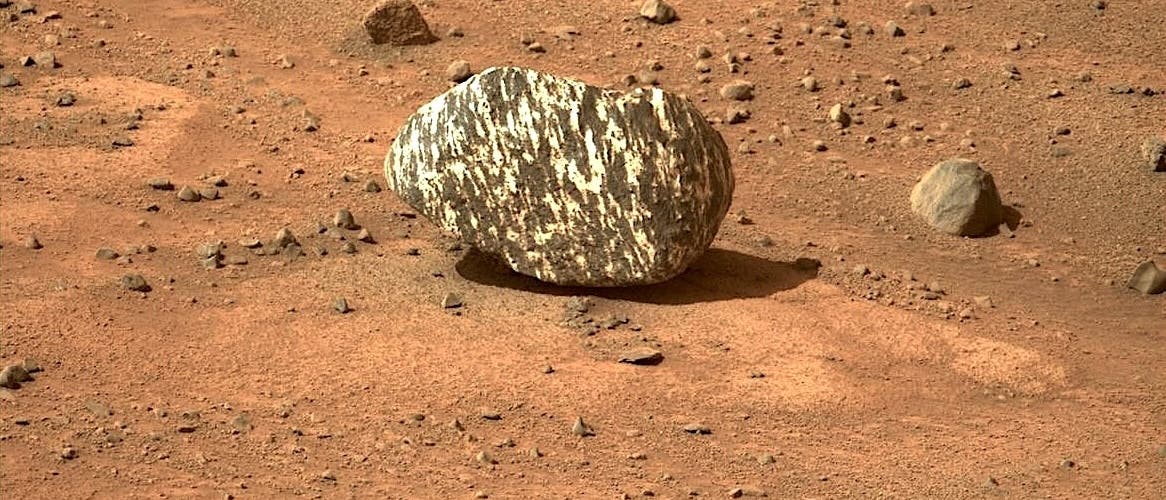 Seltsamer Stein auf dem Mars (Aufnahme vom Marsrover Perseverance)