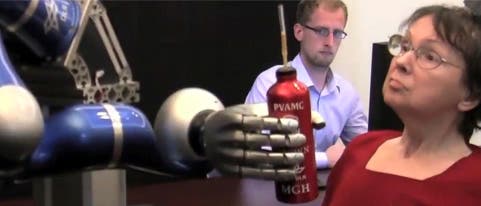 Trinken mit Roboterarm