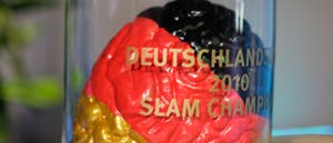 Deutschlandslams 2010: Das schwarz-rot-goldene Hirn als Trophäe für den Gewinner
