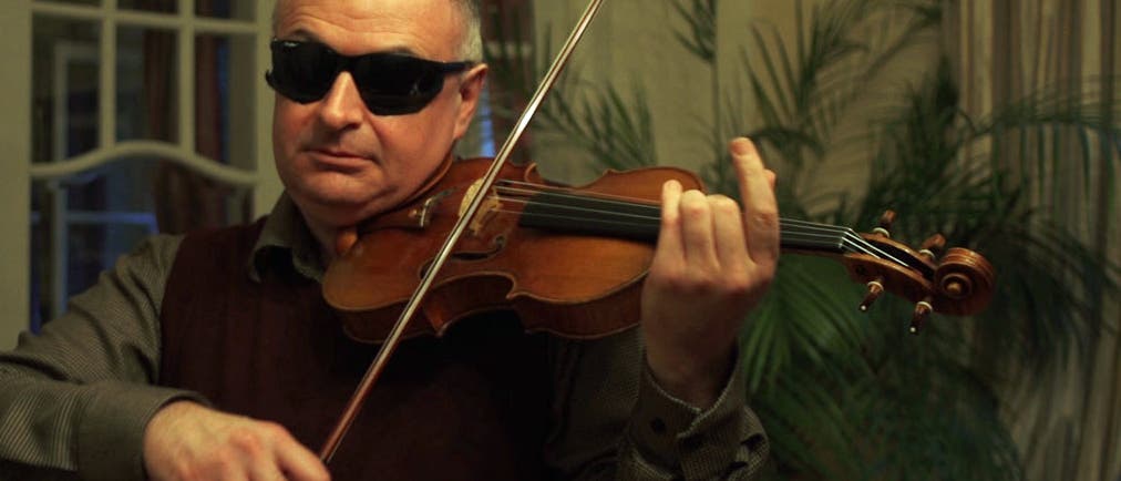 Ilya Kaler testet eine Geige