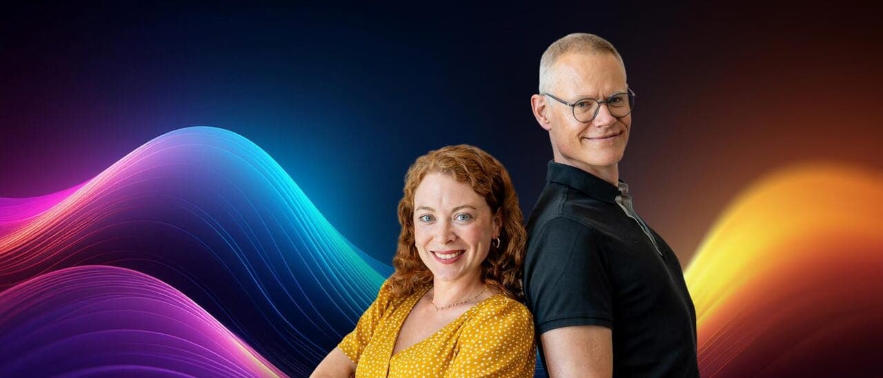 Auf dem Bild sind die Hosts des Podcasts »Die großen Fragen der Wissenschaft«, Katharina Menne und Carsten Könneker, zu sehen.