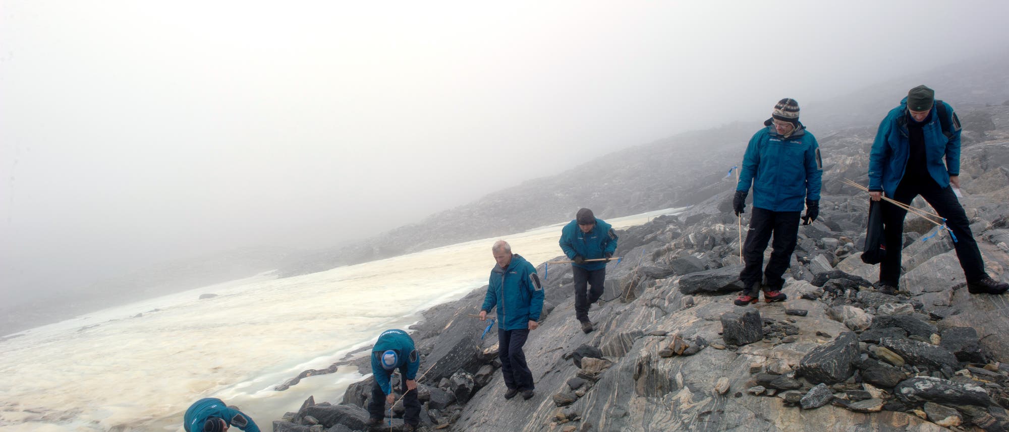 Gletscherarchäologen in Norwegen, die nach alten Funden entlang eines Eisflecks suchen