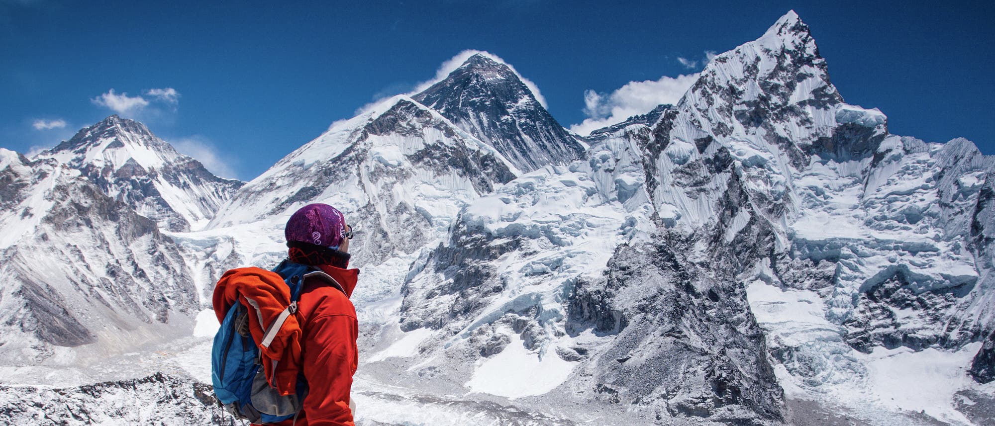 Eine Bergsteigerin blickt auf den Mount Everest im Himalaya.