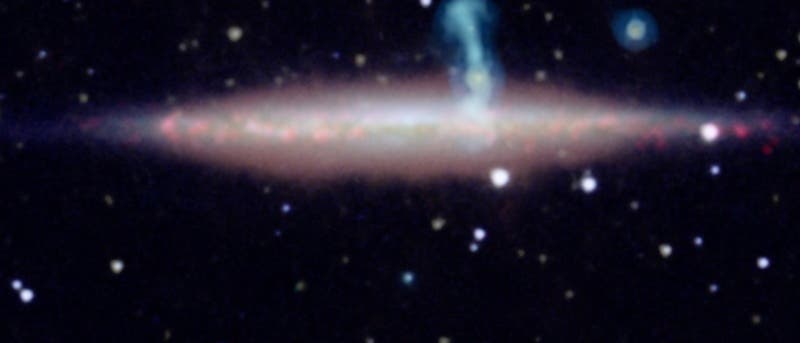 Die Galaxie UGC 10288 mit Radioblasen einer Hintergrundgalaxie
