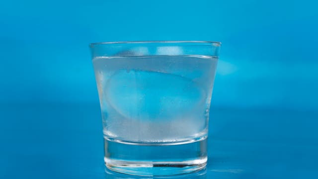 Glas mit gefrierendem Wasser