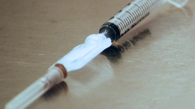 Haltbarer Impfstoff: Spritze mit zuckerimmobilisierten Viren 