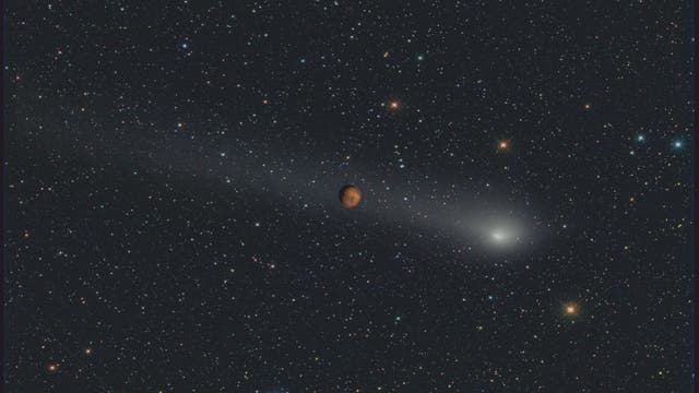 Komet Siding Spring passiert den Mars (Fotomontage)