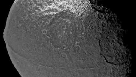 Iapetus mit Gürtelrille