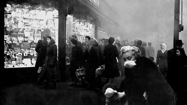 Straße in London Anfang Dezember 1952: Die Stadt war eingehüllt von einer giftigen Smogwolke.