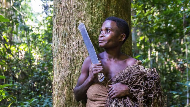 Frau der Baka aus der Zentralafrikanischen Republik mit Machete